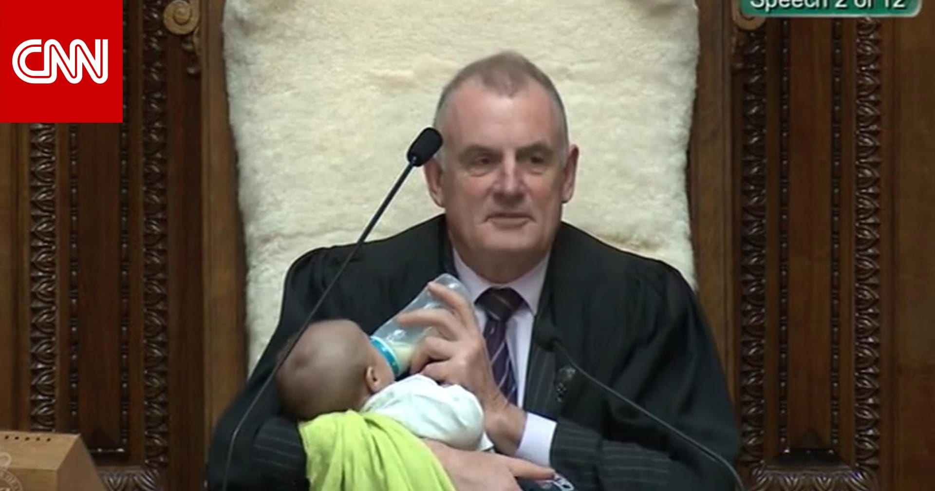 طفل يرضع في أحضان رئيس البرلمان النيوزيلندي