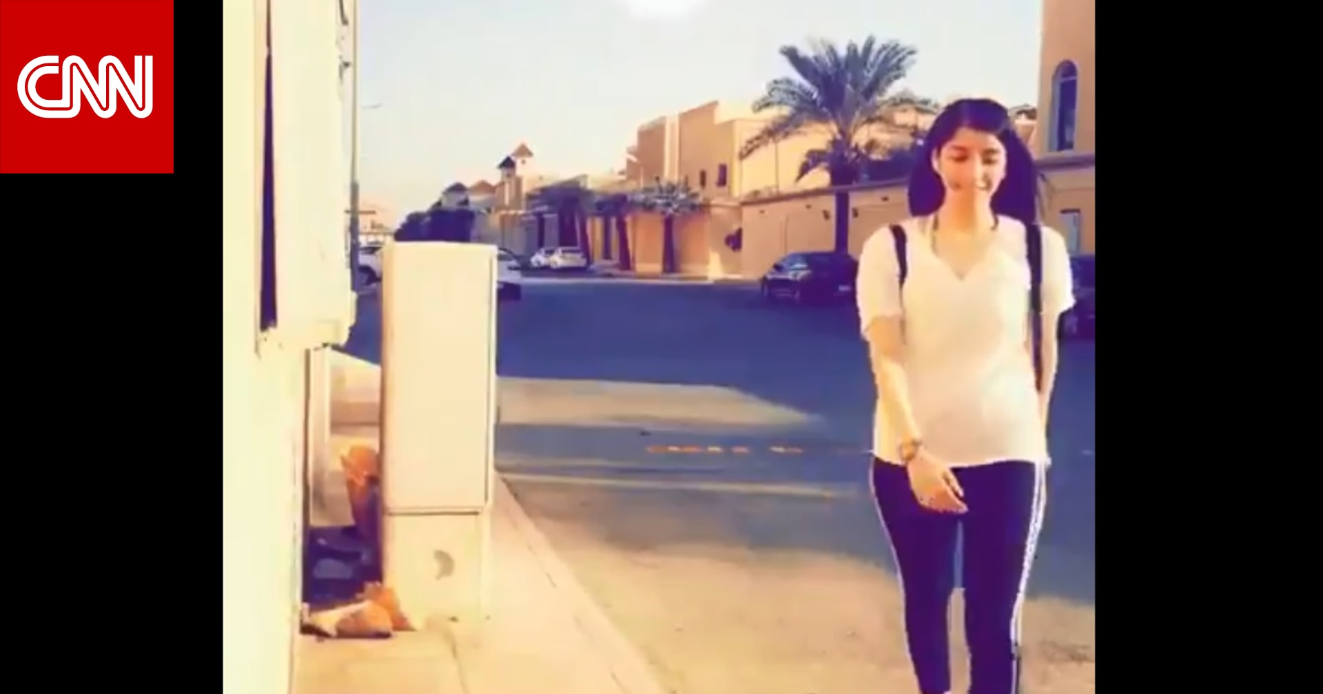فيديو لفتاة سعودية تسير في الرياض  دون حجاب .. وتباين ردود الفعل 