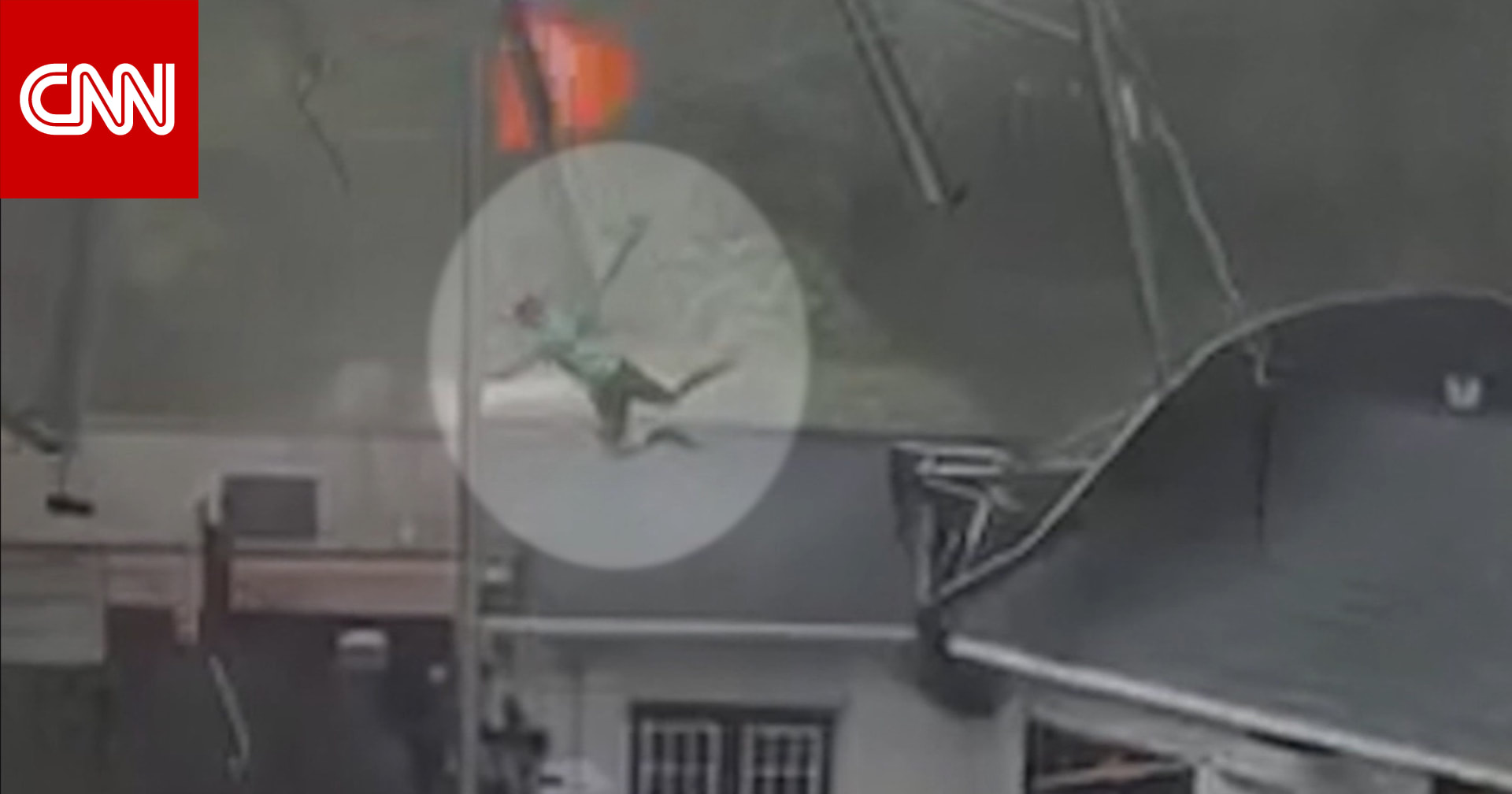 بالفيديو.. رياح عاتية تحمل شخصًا إلى سطح أحد المنازل