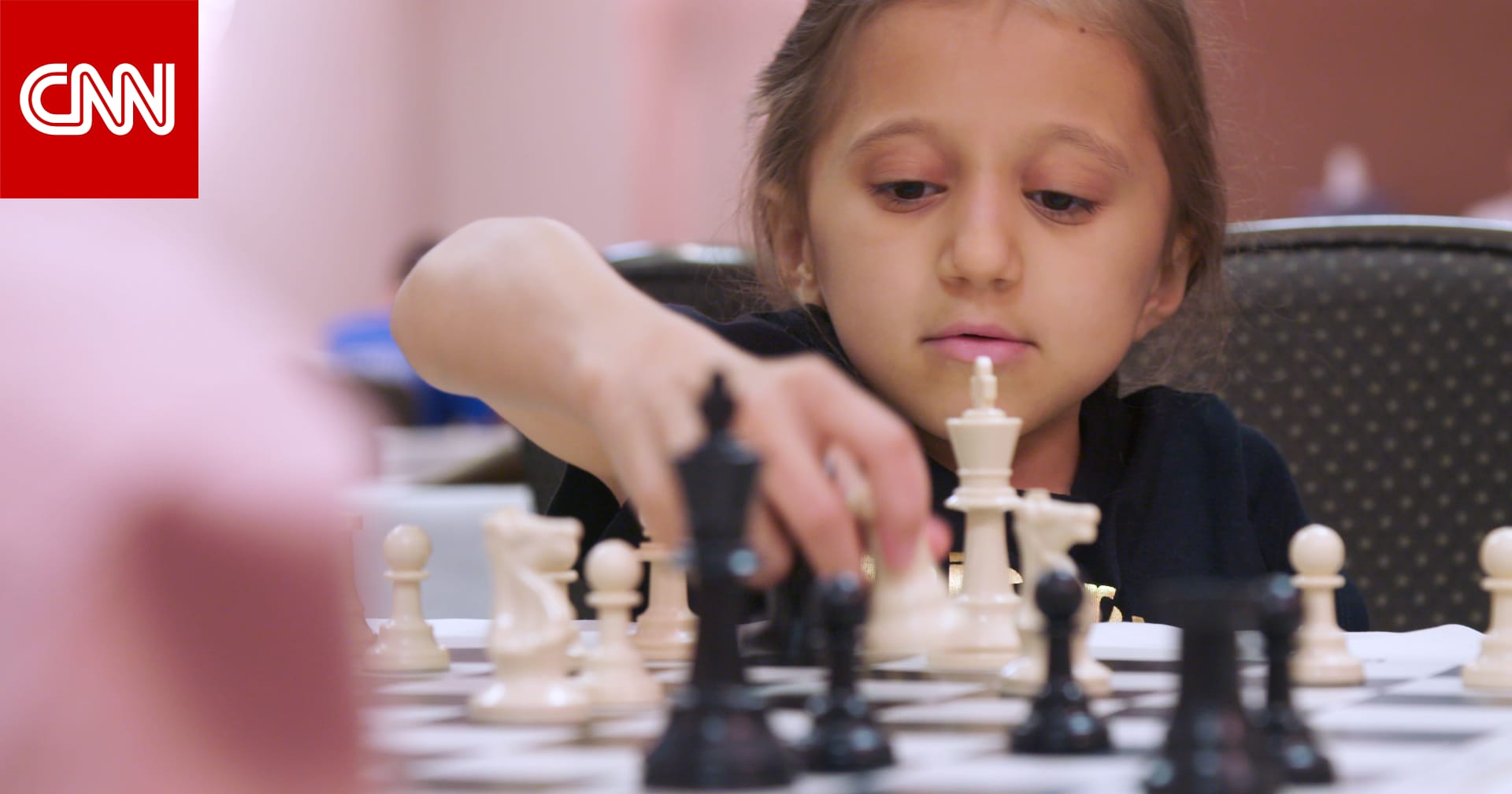 بعزيمة تتجاوز هشاشة عظامها.. طفلة تتحدى إعاقتها بلعب الشطرنج