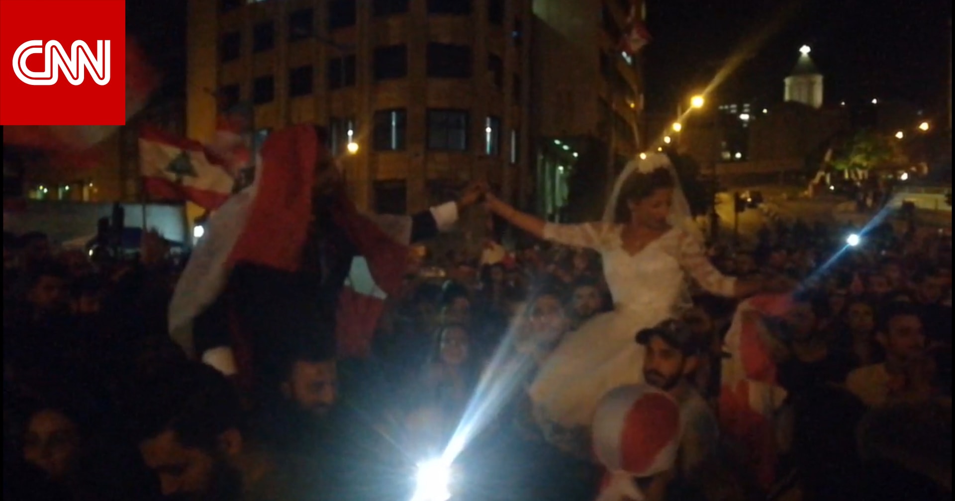 المرأة تتصدر مظاهرات لبنان..  وفتاة ثائرة  تصبح عروس الساحات - CNN Arabic