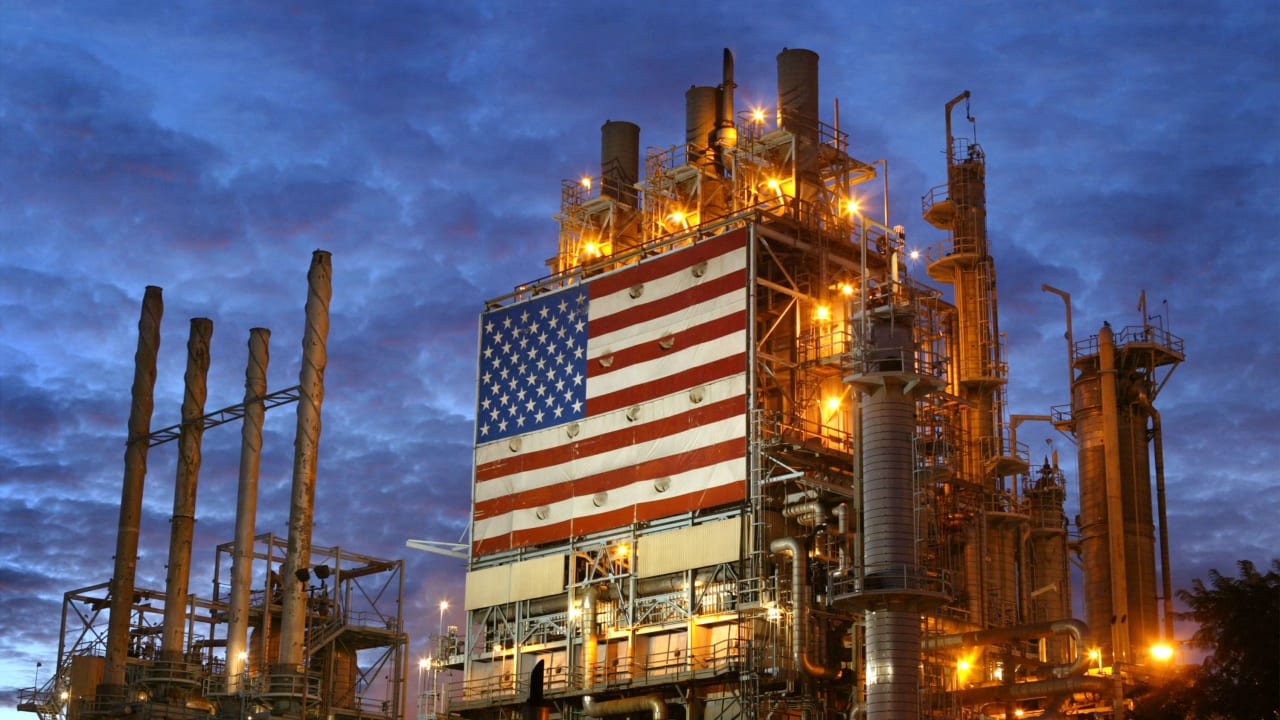 انهيار أسعار النفط الأمريكي إلى سالب 37 لأول مرة في التاريخ - CNN ...