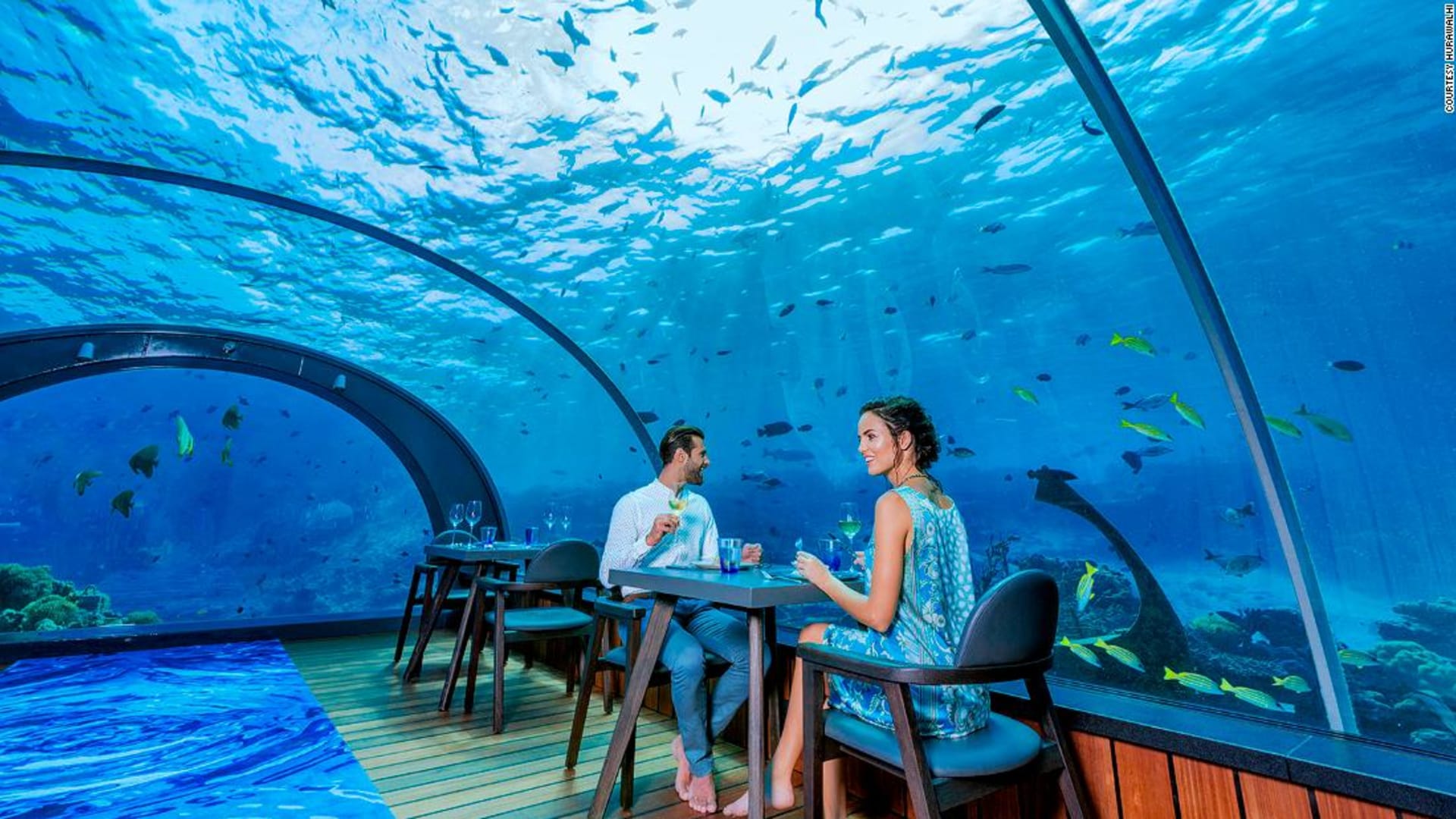 سياحة تحت الماء في اليابان Tr-171217-hurawalhi-maldives-underwater-restaurant