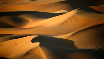 هل تعلم أن الكثبان الرملية تتواصل مع بعضها في الصحراء؟