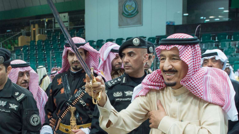 بالصور الملك سلمان يؤدي العرضة بالسيف ويقب ل علم السعودية ونجله