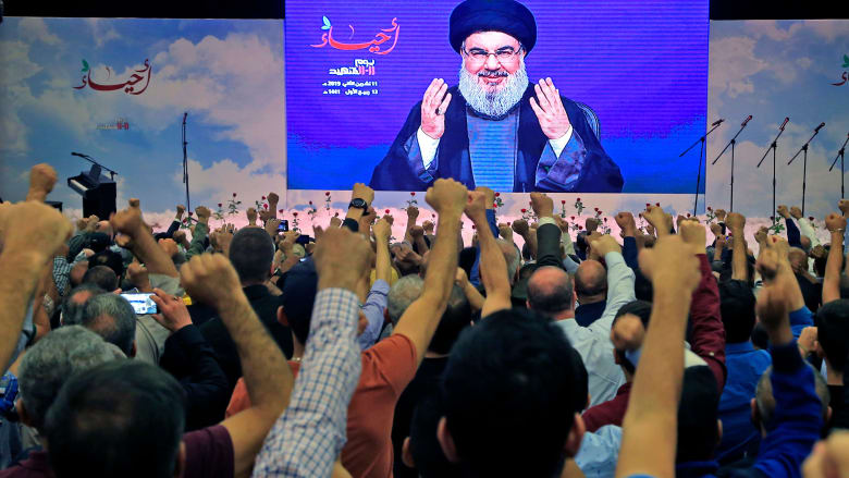 العشرات من أنصار حزب الله اللبناني خلال أحد خطابات الأمين العام للحزب حسن نصر الله 