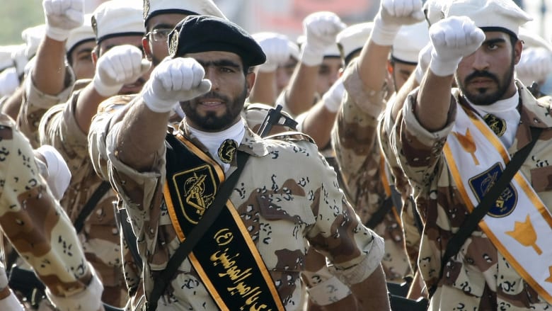 عسكريون إيرانيون خلال عرض بطهران