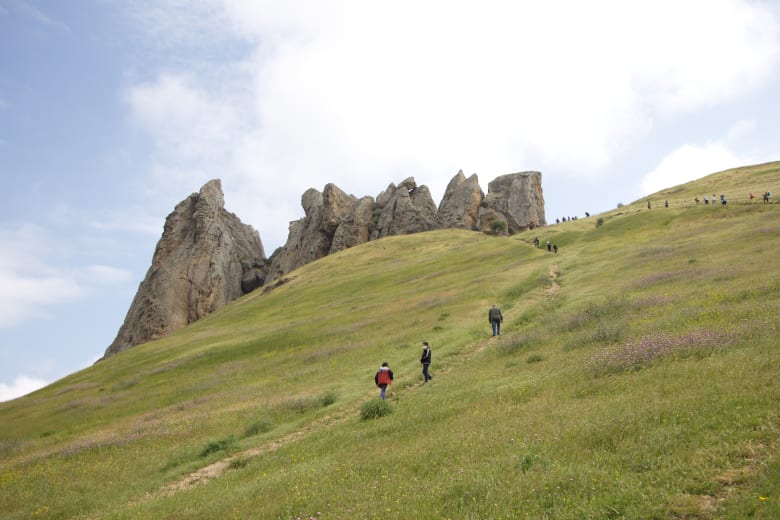 جبل الأصابع الخمسة الأسطوري بأذربيجان.. حيث تتحقق الأمنيات