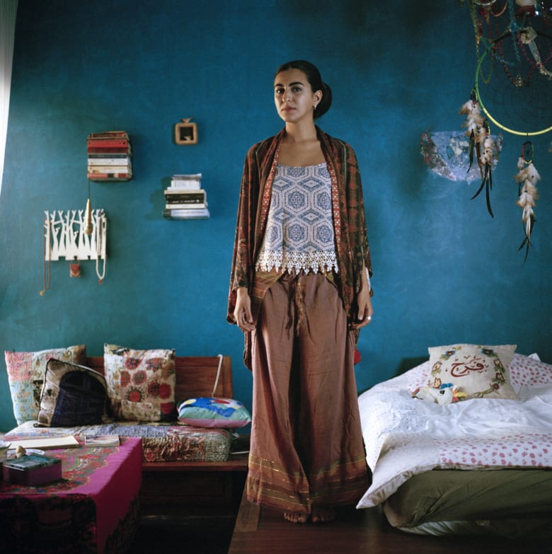 من داخل غرفهن.. كيف تعيد هذه الصور تعريف المرأة الكويتية المعاصرة؟
