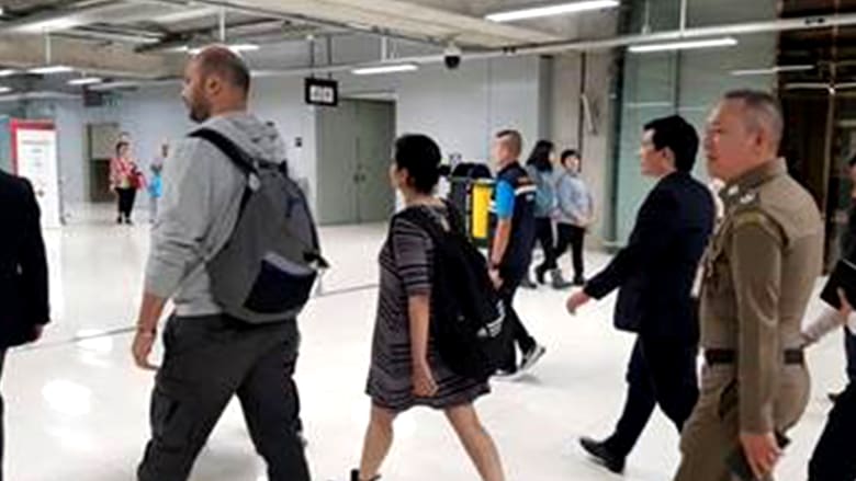 بداية الرحلة إلى كندا.. رهف القنون تنهي إجراءات السفر في مطار بانكوك