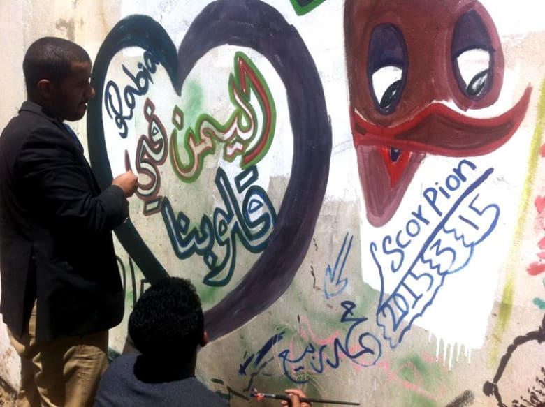 فنان يمني يستخدم الجدران المدمرة لوحات لتوثيق الحرب