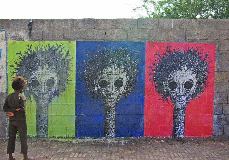فنان يمني يستخدم الجدران المدمرة لوحات لتوثيق الحرب