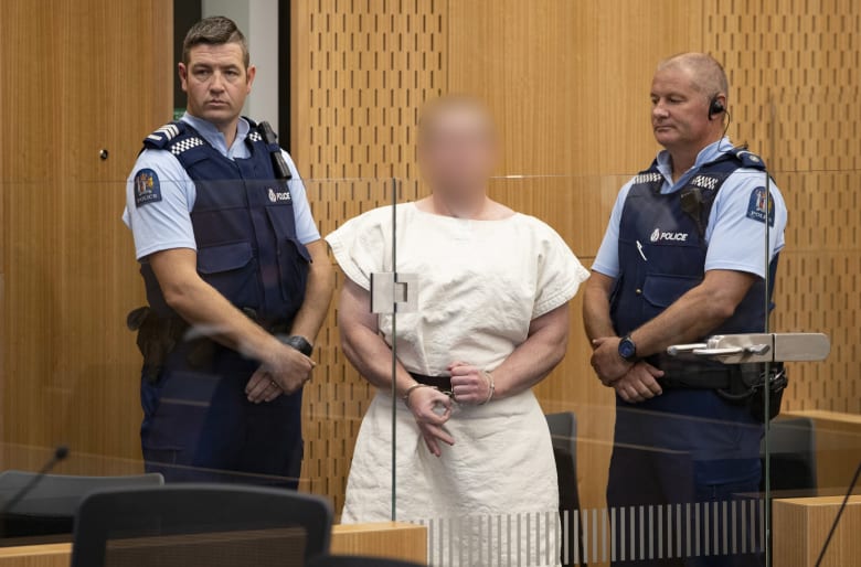 ما سر إشارة أداها المتهم بهجوم نيوزلندا بأصابعه أمام المحكمة؟