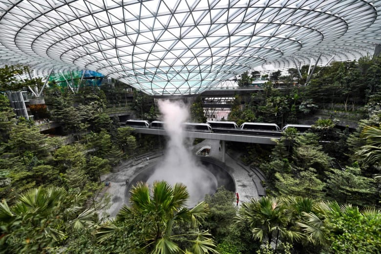 أجمل مطار في العالم يفتتح جوهرة تشانغي في سنغافورة بـ1 25 مليار