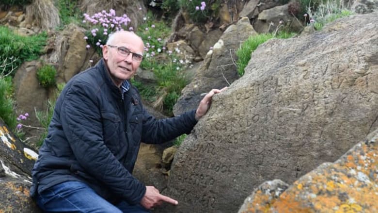 قرية فرنسية تمنح مكافأة مالية لمن يفك أحجية هذه الصخرة 