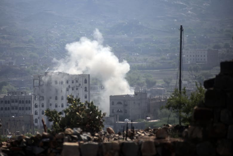 اشتباكات في اليمن بين قوات موالية للسعودية وميلشيات الحوثيين 