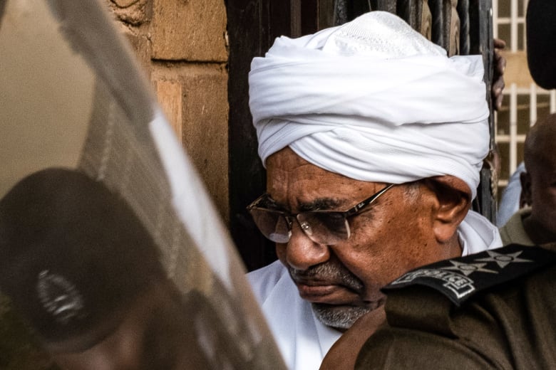 بالصور.. أول ظهور لعمر البشير بعد عزله من رئاسة السودان