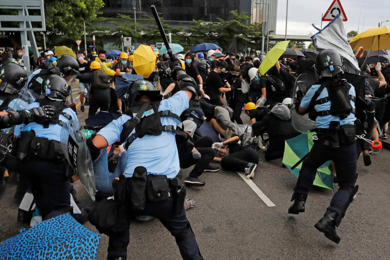 هونغ كونغ: اشتباكات مع الأمن ومحاولة لاقتحام البرلمان