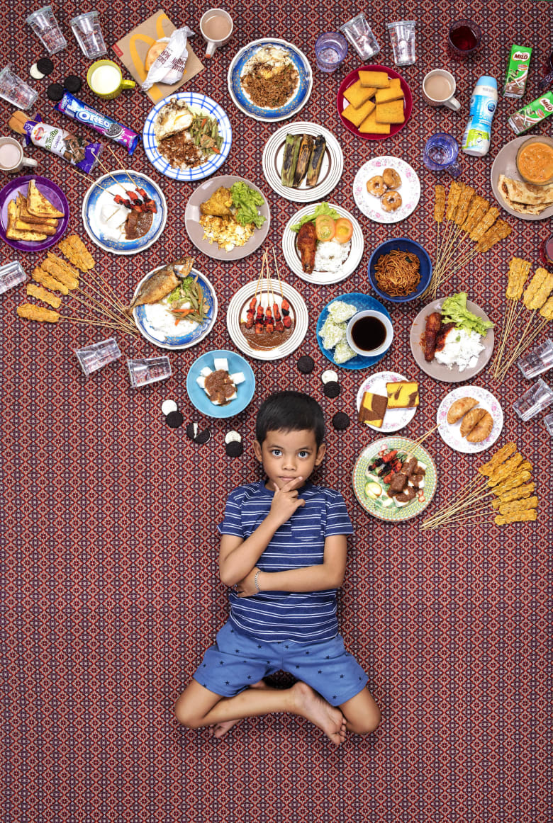 صور تفاجئ الأهل وأولاد وسط أكوام طعام..ما هدف هذا المشروع؟