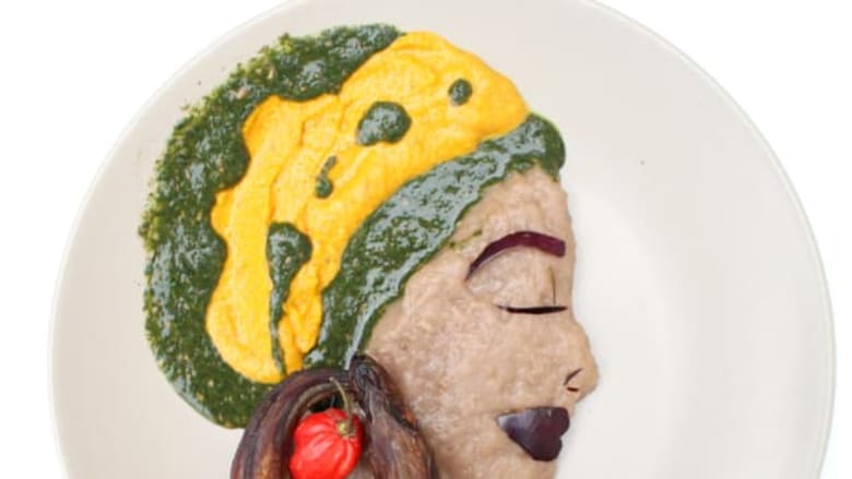 طريقة جديدة للاستفادة من بقايا الطعام..فنانة نيجيرية تحول الطعام إلى لوحات فنية 