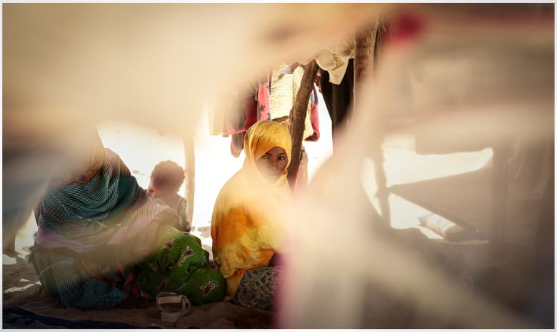 نساء الطوارق وأطفالهن في مخيماتهنّ البدوية، جانت، بالجزائر، عام 2018
