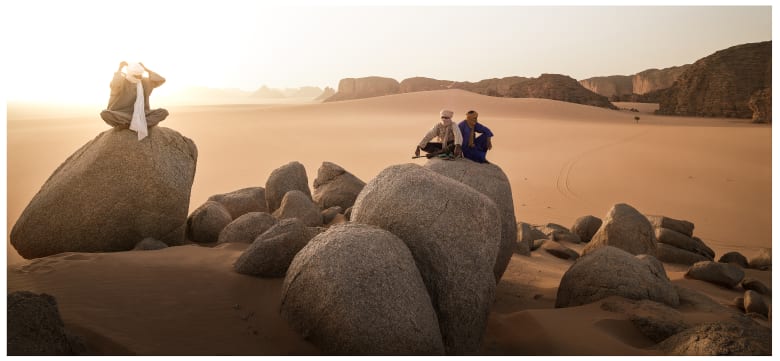  صخور دائرية ورجال، صحراء طاسيلي ناجر، الجزائر، عام 2018