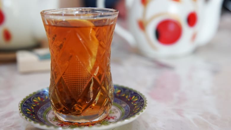 يُعد إضافة السكر إلى الشاي بأذربيجان دليل الموافقة على الزواج.. كيف ذلك؟