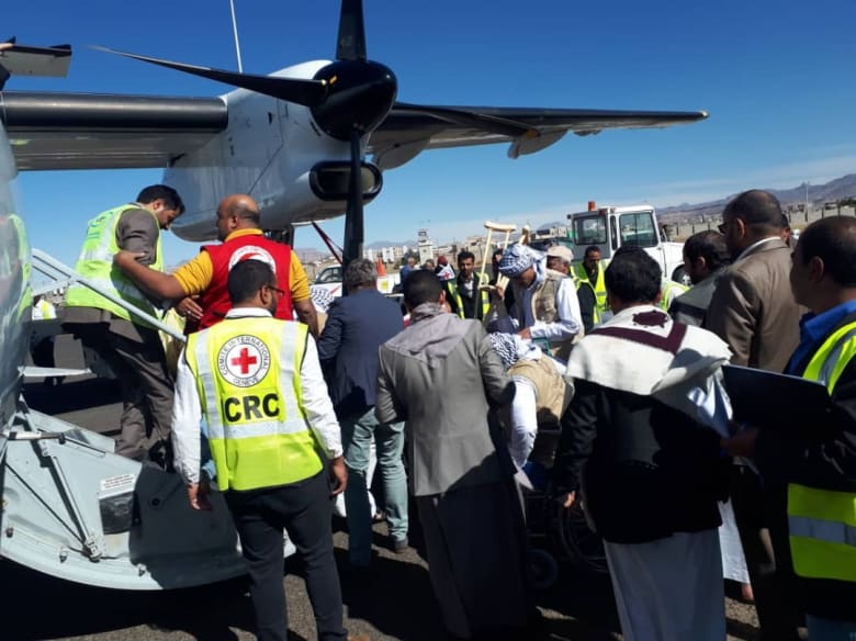 الصليب الأحمر" يعلن إعادة 128 أسيرًا حوثيا من السعودية إلى اليمن