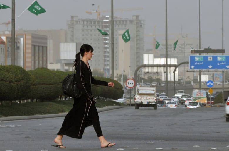 السعودية تفتح باب التجنيس تقرير عن أمر ملكي يثير تفاعلا طريفا