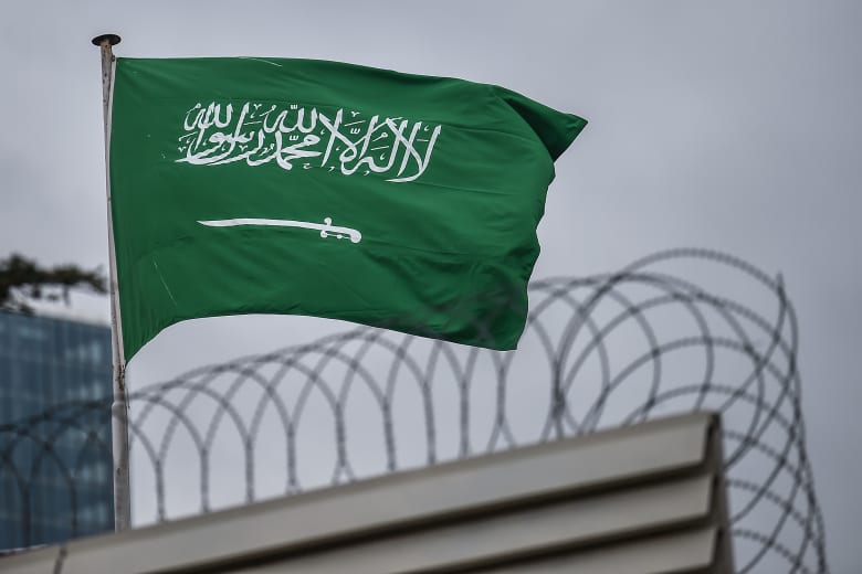 إعلامي سعودي مؤيد للتعاون مع إسرائيل يؤكد سحب جنسيته بقرار وزاري: "ما علينا إلا السمع والطاعة"