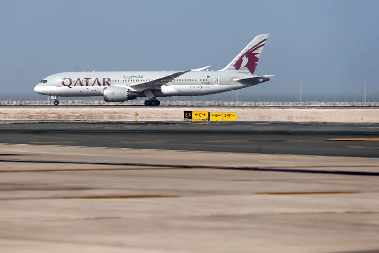 لحظة تصادم طائرة قطرية بأخرى في مطار حمد الدولي بسبب سوء الأحوال الجوية
