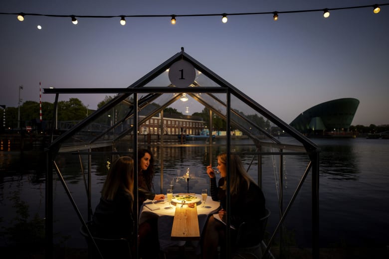 في منازل زجاجية شفافة.. مطعم بأمستردام يبتكر تجربة طعام جديدة في ظل فيروس كورونا