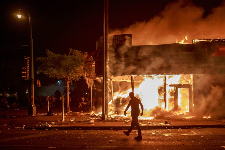اشتباكات وأعمال عنف وحرائق في مدينة مينابوليس الأمريكية