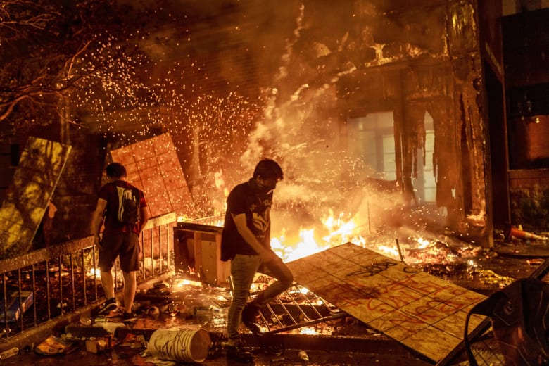 اشتباكات وأعمال عنف وحرائق في مدينة مينابوليس الأمريكية