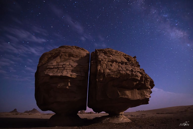 لفتت انتباه المتنزهين والمستكشفين .. وهذا سبب الانشقاق الغريب لصخرة تيماء في السعودية.