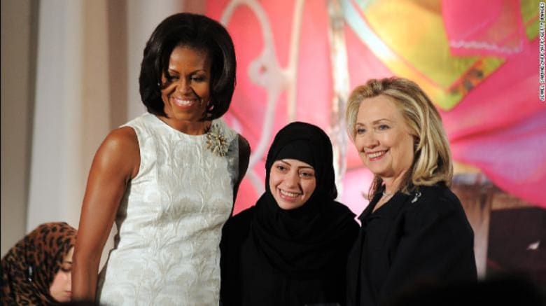 سمر بدوي، وسط الصورة، تتسلم جائزة المرأة الشجاعة الدولية لعام 2012 خلال حفل مع السيدة الأولى للولايات المتحدة آنذاك ميشيل أوباما، إلى اليسار، ووزيرة الخارجية الأمريكية آنذاك هيلاري كلينتون.