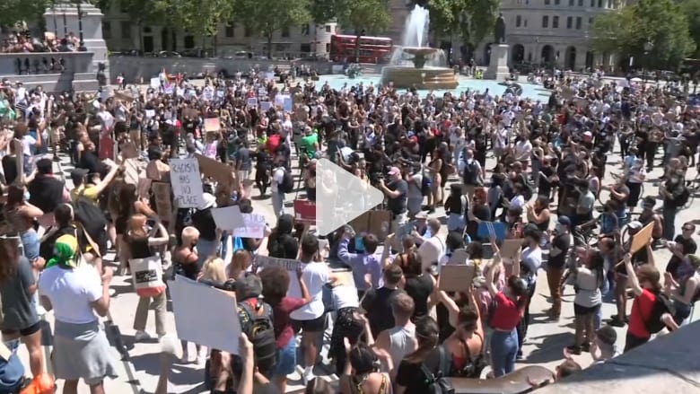 موجة الاحتجاجات تصل إلى لندن والمحتجون يخرقون إجراءات الإغلاق في بريطانيا