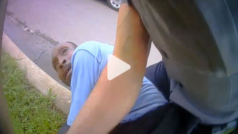 كاميرا ترصد اللحظات الأخيرة لرجل أسود طاردته الشرطة الأمريكية قبل عام