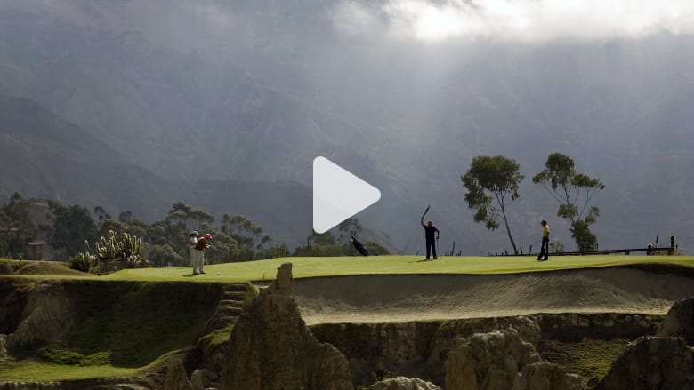 بين جبال الأنديز.. كيف هي تجربة لعب الغولف بأعلى مسار بالعالم؟